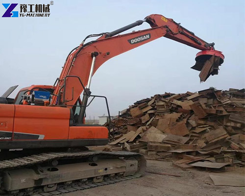 excavator magnet separating metal debris
